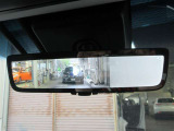 デジタルインナーミラー付き。後方視野角が広く、後席に同乗者がいても後方を確認しやすく安心です。
