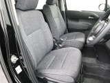 運転席の写真です!座り心地も良さそう、あなたのドライビングポジションをガッチリ支え、心地よい安心感で、ロングドライブもらくらく??