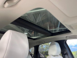 【サンルーフ】開放感たっぷりの希少装備、サンルーフが装着されています!車内に明かりを取り入れたり景色を楽しむ以外にも、車内の空気も簡単に換気できて快適です!