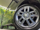 外観にマッチした純正アルミホイールを装着しております。各種社外アルミホイールや、スタッドレスタイヤも取扱いしております。是非ご相談ください♪