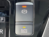 【電動パーキングブレーキ】パーキングブレーキは便利な電動式!ボタン一つで操作でき、アクセルを踏めば自動で解除されます♪レバーやペダルが無いので運転席廻りもすっきりしますね♪
