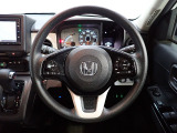 ハンドル左側にはオーディオ操作が出来るオーディオリモートコントロールスイッチ、右側にはHonda SENSINGとオートクルーズコントロールのスイッチを装備!