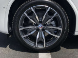 BMW純正18インチホイール。洗練されたデザインで、足元の個性を引き立てます。