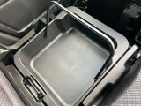 助手席側の座席下には車検証などの小物を入れて頂けるスペースを設置。さらに取っ手が付いているので、そのまま取り出して使う事も可能です。