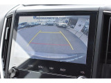 リヤカメラ付きなので、シフトレバーをリバースにすると連動してカメラ映像に切り替わります。