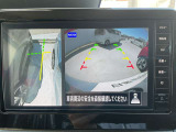 ギアを『R』に入れた後、カメラボタンを押すと、運転席から見えない左側面をナビ画面にうつしてくれるので、幅寄せや縦列駐車がし易くなります。