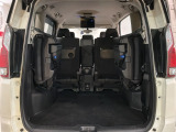 3列目シートを跳ね上げればラゲッジスペースを更に広く使えます。