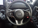ハンドル左側にはオーディオ操作が出来るオーディオリモートコントロールスイッチ、右側にはHonda SENSINGとオートクルーズコントロールのスイッチを装備!