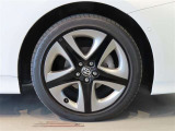 純正のアルミホイール装着車です。タイヤサイズは215/45R17です。