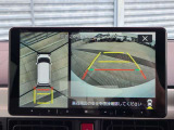 車両の前後左右にある4つのカメラを合成することで、まるでご自身のクルマを空から見ているような俯瞰での映像を映し出してくれます。バック時ももちろんのこと、前進時に視界の悪い交差点でも役に立ちますね。