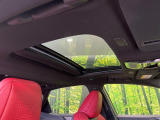【大型サンルーフ】車内の解放感が一気に上がる大型のパノラマルーフ!季節を問わず開放的で快適なドライブをお楽しみいただけます。流通量も少なく希少価値の高い人気の装備です♪