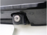 後退時に車両の後ろ側をモニター画面に表示します。車庫入れなどでバックする際に後方確認ができて便利です。車庫入れが苦手な人もこれで安心。