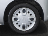 【ホイールキャップ】車に良く似合う純正ホイールキャップが装備されています。ノーマルタイヤ、スタッドレスタイヤもスズキ自販島根にお任せください。