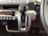 自然に手が届き、操作性の良いインパネシフトに、パーキングブレーキは、フットブレーキタイプなので、運転席と助手席の間はすっきりしています。