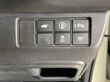 Hondaセンシング用の、VSA(ABS+TCS+横滑り抑制)解除と路外逸脱抑制機能のオンオフスイッチなどはハンドルの右側に装備しています。