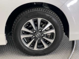 【純正アルミホイール】オシャレな純正アルミホイール付きですので見た目がカッコイイですよ♪
