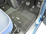 フロアマットも綺麗にクリーニングされています。