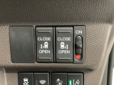 左右両側パワースライドドアが付いています。ワンタッチで簡単にお子様でも、お年寄りの方でも、開閉できますからとても便利です。キーレスや車内スイッチでも自動でドアの開閉ができます。