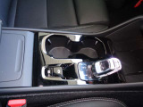 センターコンソールの、ドリンクホルダー。そして、ヒル・スタート・アシスト、ヒルディセント・コントロールを装備しており、7速の、ギアトロニック付きのオートマチック・トランスミッションのシフトノブ。