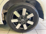 【純正15インチアルミホイール】外観にマッチした純正アルミホイールを装着しております。各種社外アルミホイールや、スタッドレスタイヤも取扱いしております。是非ご相談ください♪