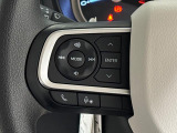 ナビゲーションやオーディオなどの操作がハンドルの手元でできるステアリングスイッチが付いてます