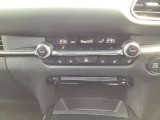 エアコン操作スイッチ類も一か所にまとまっている為走行中も操作がしやすいです!