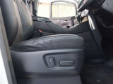 パワーシート搭載。微妙な調整が手軽にでき、ピッタリなポジションで運転することが可能です。