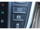 EVドライブモードで、エンジン音や排気ガスを気にすることなく走れます。早朝・深夜や屋内の駐車場などで重宝しますよ♪