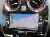 日産純正の地デジ対応ナビゲーションが装着されてます。
