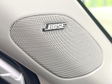 【BOSEサウンドシステム】メーカーオプションの高品位サウンドシステムを搭載。専用のチューニングが施された大小様々なスピーカーから良質なサウンドが奏でられ、臨場感あふれる音響空間を演出します。