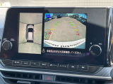 アラウンドビューモニターです。上空からお車の周りを見る感覚で表示されますので、車庫入れも簡単
