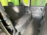 後部座席も気になるようなキズ・汚れやへたり等、大きなダメージはなく、良好な状態です。