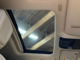 【サンルーフ】開放感たっぷりの希少装備、サンルーフが装着されています!車内に明かりを取り入れたり景色を楽しむ以外にも、車内の空気も簡単に換気できて快適です!