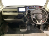 車内は光触媒抗菌消臭施工済です。インパネ周りはスタイリッシュなデザインで機能や装備も充実しています。グローブボックスやカップホルダーのほかにトレーなどたくさんの収納スペースが付いています。