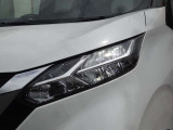 【LEDヘッドライト】悪天候や夜間走行時も良好な視界を確保し安心して運転できる高輝度LEDヘッドライトを装備!点灯速度が早く、消費電力も抑えられています。