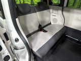 後部座席も気になるようなキズ・汚れやへたり等、大きなダメージはなく、良好な状態です。