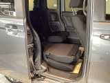 片方の後席シートを倒して使うこともできて、とても便利です。