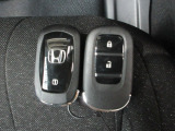 スマートキー付。キーを取り出さなくてもドアロックの施錠・開錠、エンジンの始動が出来ます。雨の日や荷物の多い日にとても便利ですね。