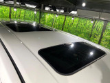 【サンルーフ】開放感たっぷりの希少装備、サンルーフが装着されています!車内に明かりを取り入れたり景色を楽しむ以外にも、車内の空気も簡単に換気できて快適です!
