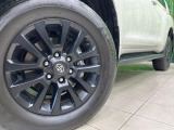 【純正18インチアルミホイール】外観にマッチした純正アルミホイールを装着しております。各種社外アルミホイールや、スタッドレスタイヤも取扱いしております。是非ご相談ください♪