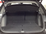トランクの広さは、どうです、たくさんの荷物が積めますよ。トノカバー付き。荷室のプライバシーを守ってくれます。見た目もスッキリ、防犯性も高まります。