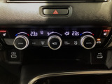 オートエアコンは左右席で独立温度コントロールが可能です。運転席はキンキンに冷やして助手席はマイルドにと言った設定が可能です☆暑さ寒さでケンカすることもなくなりますね♪