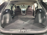 リア席を倒せば広々とした空間の出来上がり!床が低くフラットになり、天井までの高さがありますので積載が便利です。