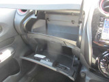 大容量のグローブボックスです。車検証などが収納できます。