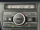 ★エアコンパネル★温度設定で操作ができるオートエアコンが装備されています!