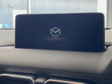 【8.8インチマツダコネクト】車内の雰囲気にマッチした大型のディスプレイ。スマホ接続でのナビ使用やBluetooth再生等、様々な機能が楽しめます。直感的なダイヤル操作が可能で、使い勝手も良好です。