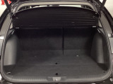 トランクの広さは、どうです、たくさんの荷物が積めますよ。トノカバー付き。荷室のプライバシーを守ってくれます。見た目もスッキリ、防犯性も高まります。