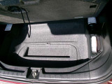 ラゲッジアンダーボックス:左右に広く深さもある、大容量の収納スペースを確保しております!