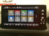 HondaCONNECT対応の便利なナビディスプレー。お持ちのスマートフォンと連携して、ナビやBluetoothでの音楽再生が可能です。デザインはもちろん、操作性も良好です。