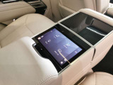 【後席マルチモニター】リアシートのセンターアームレストに、エアコン操作やルーフブラインドなどの調整が出来るタッチパネルを備えております。セレブリティ溢れる装備でございます。